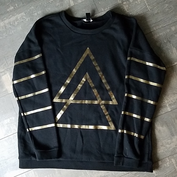 Forever 21 Tops - ☀️3/$25 Forever 21 Black Gold Triangle Sweatshirt